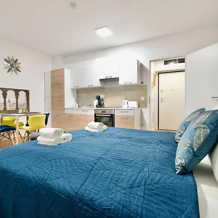 Apartment Standard By Hi5-horvath Mihaly Square *