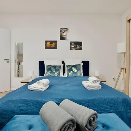 Apartment Standard By Hi5-horvath Mihaly Square *
